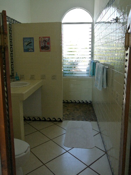 MARAVILLA2013_1stFloorApartment_bath1 (120K)