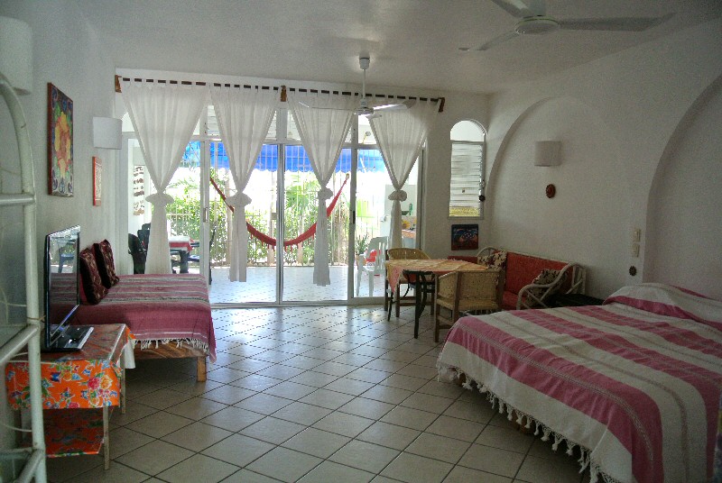 MARAVILLA2013_GardenApartment_bed1 (178K)